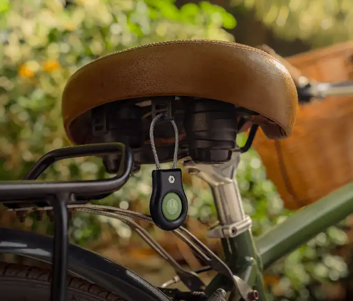 Moto Tag przypięty pod siodełkiem roweru – zabezpieczenie przed zgubieniem lub kradzieżą